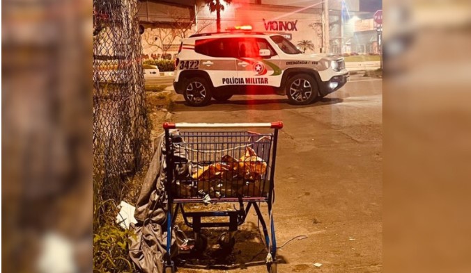 Homem é encontrado morto dentro de carrinho de supermercado