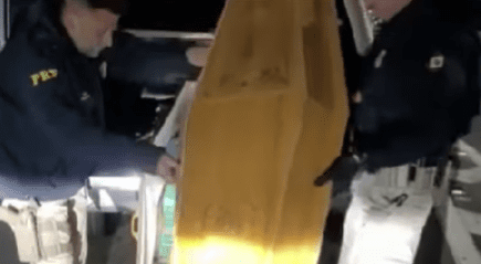 PRF encontra 50kg de crack escondidos dentro de caixão