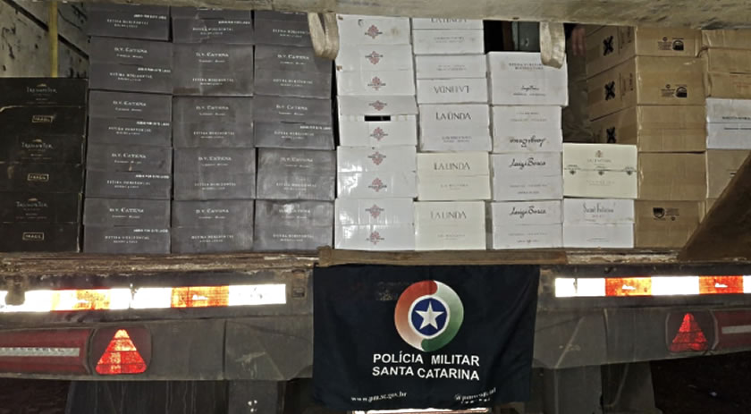 Carreta com azeite e vinhos contrabandeados é apreendida