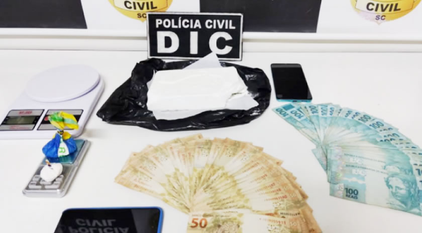 Polícia realiza prisão e apreende mais de 5 mil em dinheiro e drogas em Chapecó