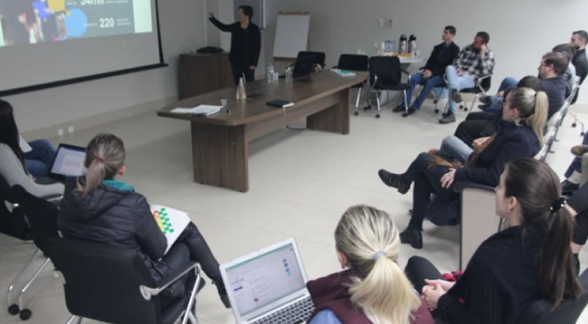 Conselho Diretor da Acismo realiza reunião mensal com a presença da consultora da Facisc