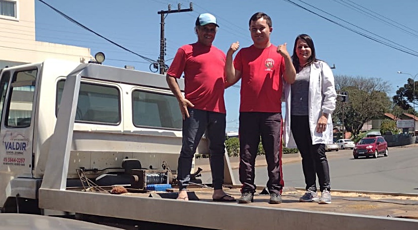 Aluno da APAE realiza sonho de andar de guincho e levar automóvel em oficina