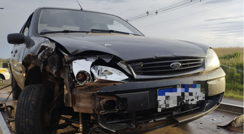 Motorista foge após colisão entre carro e Jeep na SC-163