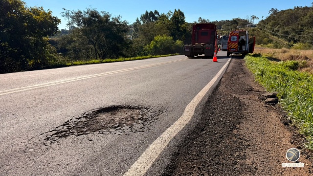 Motociclista fica ferido após cair em buraco em trecho recém-recapeado da BR-163 e diz se sentir lesado
