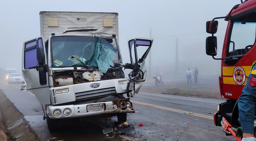 Colisão entre caminhões deixa motorista gravemente ferido
