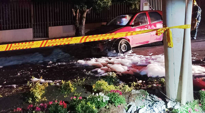 Motorista fica com perna presa no painel do veículo após colidir em poste
