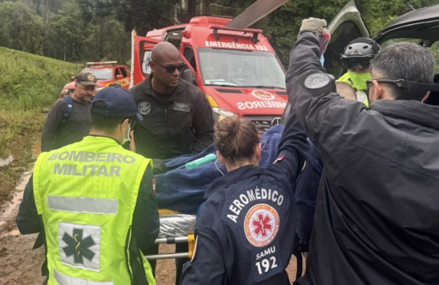 Jovem de 23 anos é atingido por árvore e atropelado por caminhão no Oeste de SC; estado é grave
