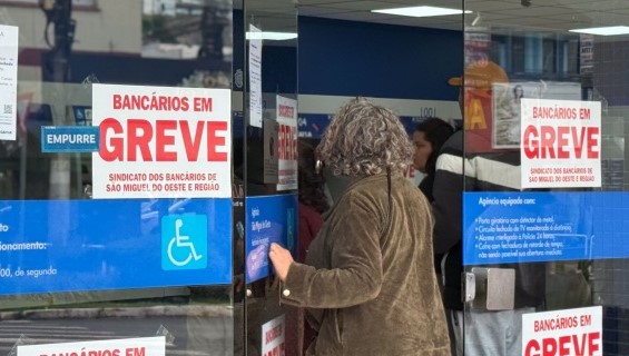 Greve da Caixa continua nesta quarta-feira enquanto banco e empregados retomam negociações