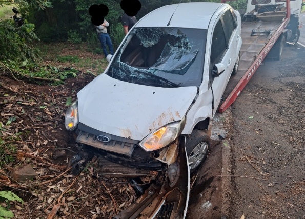 Condutora fica ferida após carro sair da pista e bater em barranco no Oeste
