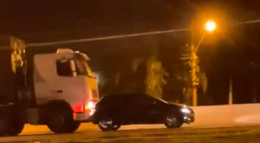 Caminhão arrasta carro em rodovia de SC e motorista descobre pela internet