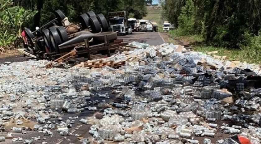 Carregado com bebidas, caminhão de Guaraciaba tomba na SC 163