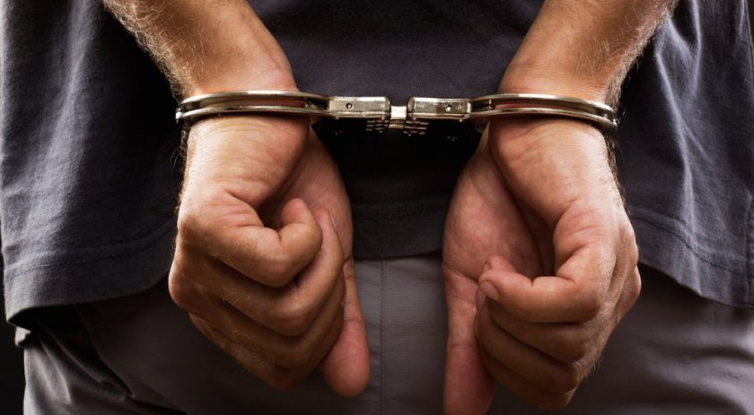Homem é preso por descumprir medida protetiva e usar drogas no telhado da casa da mãe