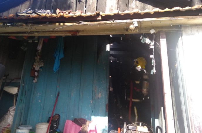 Casa de madeira é destruída por incêndio no centro