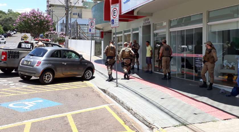 Casal é preso por tentativa de furto em estabelecimento comercial
