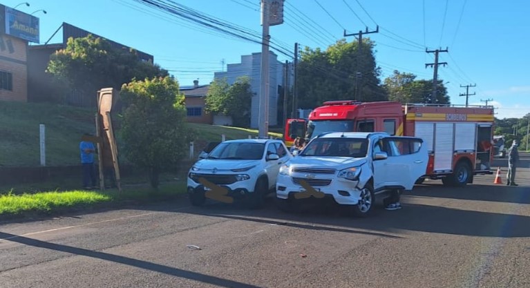 Colisão frontal entre carro e motocicleta deixa homem ferido