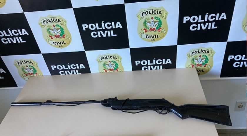 Pai é preso após polícia encontrar munições em mochila de criança de 5 anos