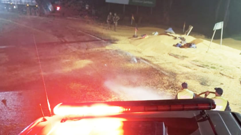 Carreta carregada de milho tomba e interdita rodovia