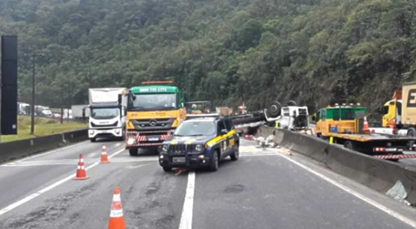Caminhão tomba e motorista morre na BR-376, entre Paraná e Santa Catarina