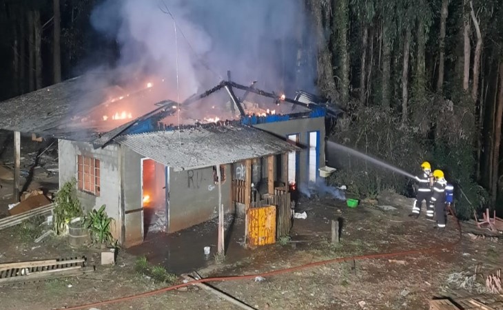 Casa abandonada é tomada por incêndio no Meio-Oeste