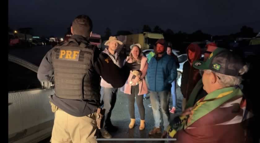 “Façam o que vocês acham certo”, diz PRF na manifestação