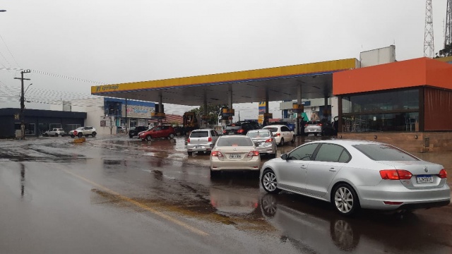 Postos de combustíveis registram movimento intenso na tarde desta segunda-feira