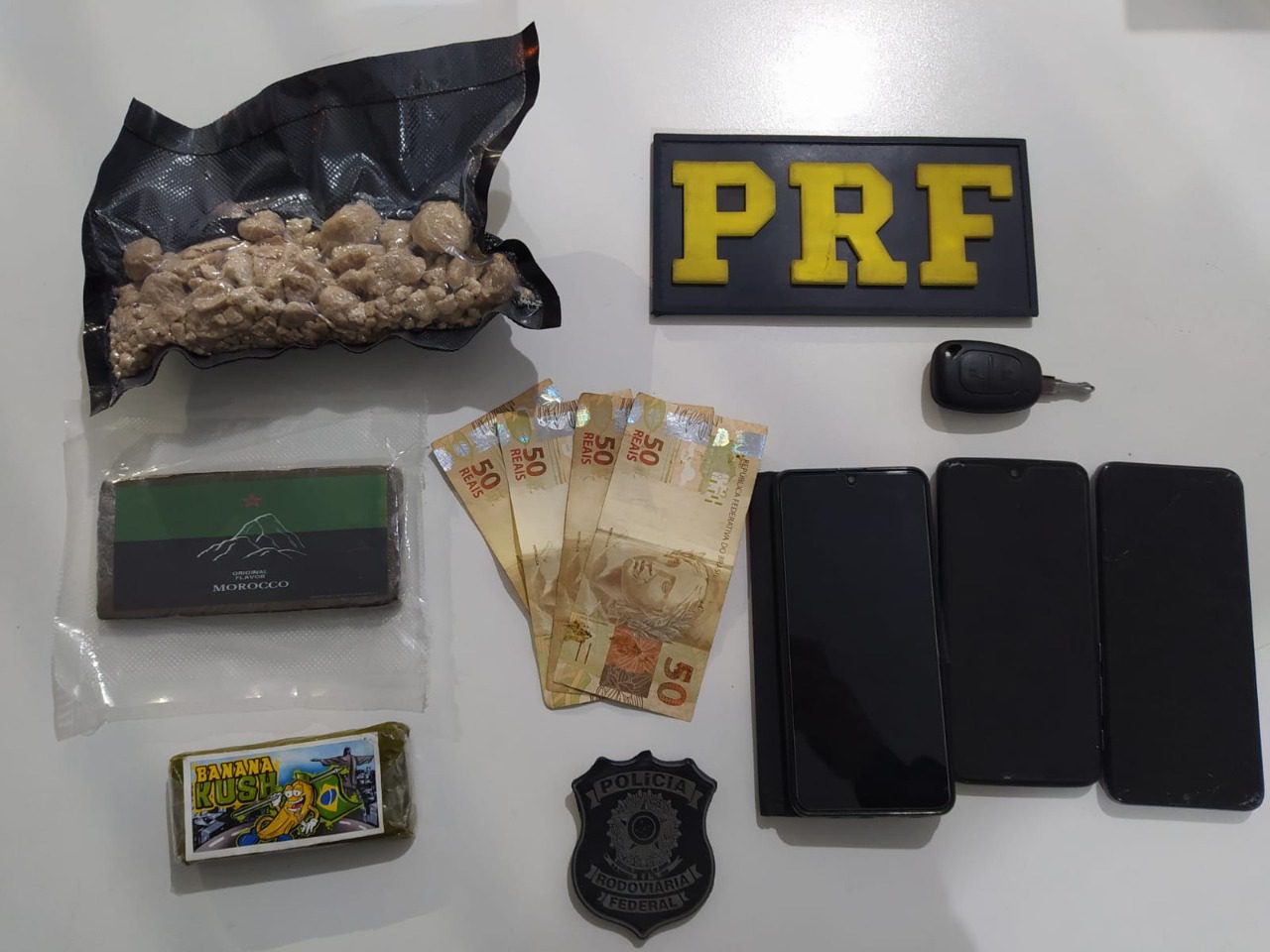 PRF prende três pessoas e apreende mais de R$ 12 mil em drogas na Serra Catarinense