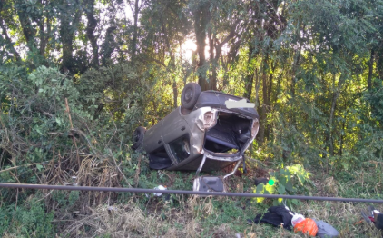 Carro apresenta falha nos freios, capota e deixa jovem ferido na SC-157