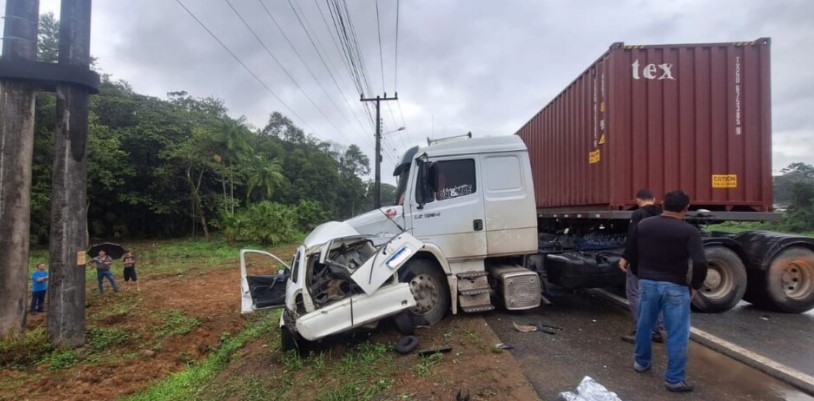 Colisão frontal entre carro e caminhão deixa uma mulher morta em Santa Catarina