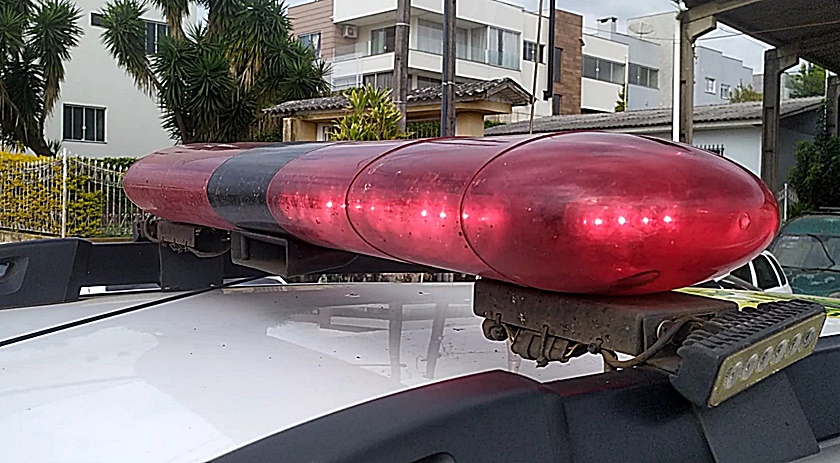 Briga entre primos termina com residência danificada e duas pessoas feridas
