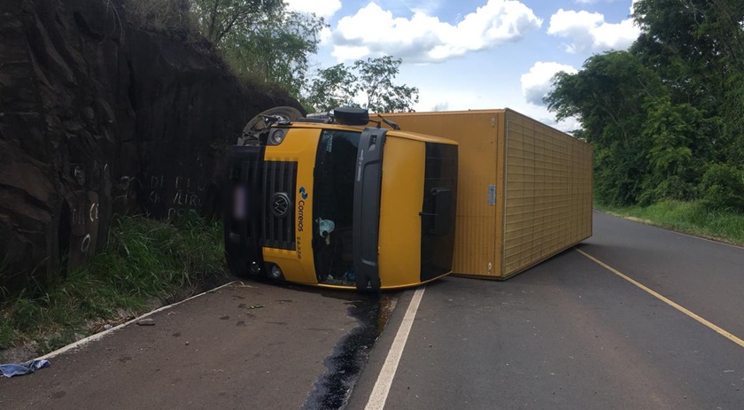 Caminhão dos correios tomba na BR 282