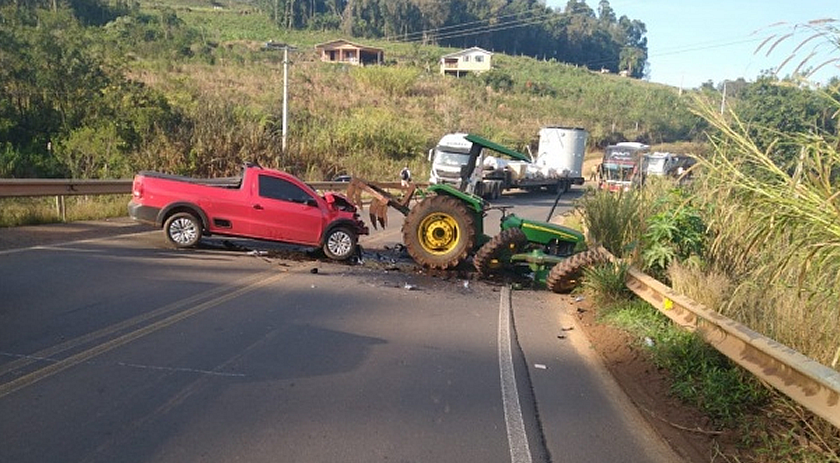 Motorista dorme e bate carro em trator no Oeste de SC