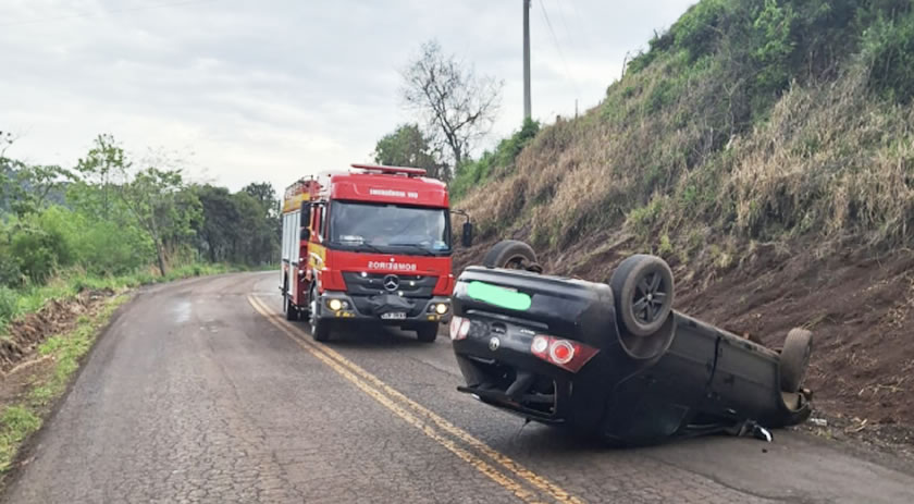 Carro capota em estrada rural; motorista recusa atendimento hospitalar