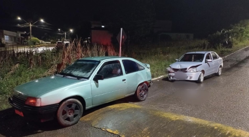 Motorista embriagado e sem habilitação causa acidente e é preso após tentar fugir
