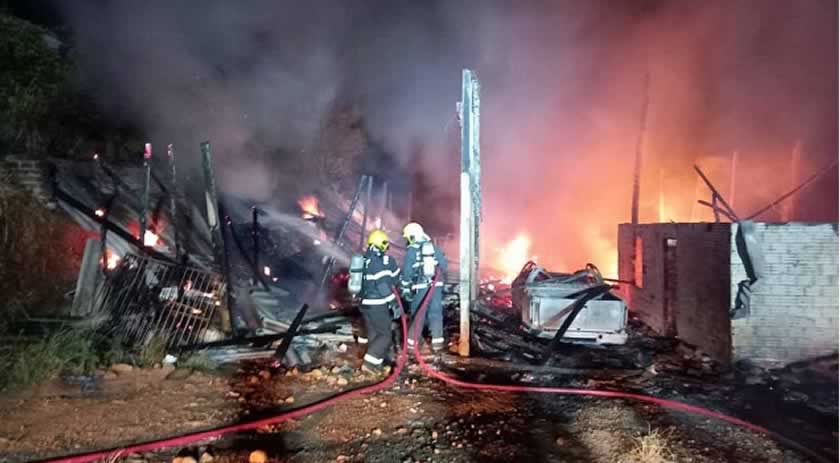 Galpão, camionete, trator e outros pertences são destruídos por incêndio