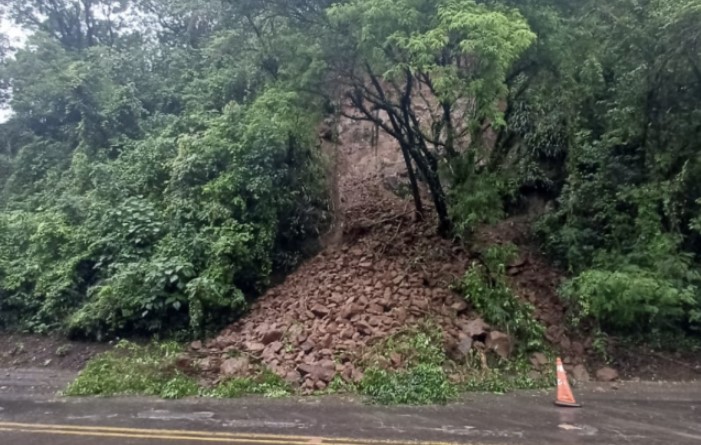 Deslizamento de terra interdita parcialmente a BR-282 entre São Miguel do Oeste e Maravilha