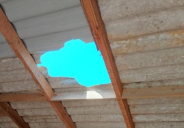 Trabalhador cai de telhado e é encaminhado ao hospital com suspeita de TCE