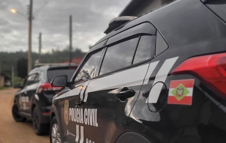 Homem que esfaqueou ex-companheira é preso e nega agressões
