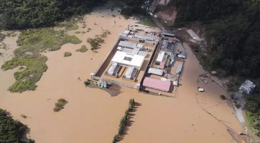 Enxurrada alaga presídio em SC e 13 presos aproveitam para fugir