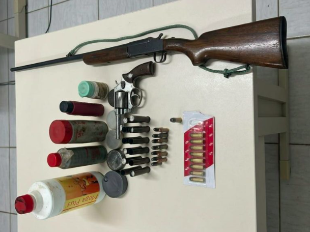 Idoso de 84 anos é preso com armas irregulares após denúncia de violência doméstica no Oeste de SC