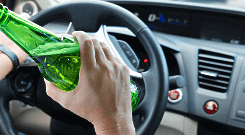 Motorista embriagado e sem habilitação colide em três carros