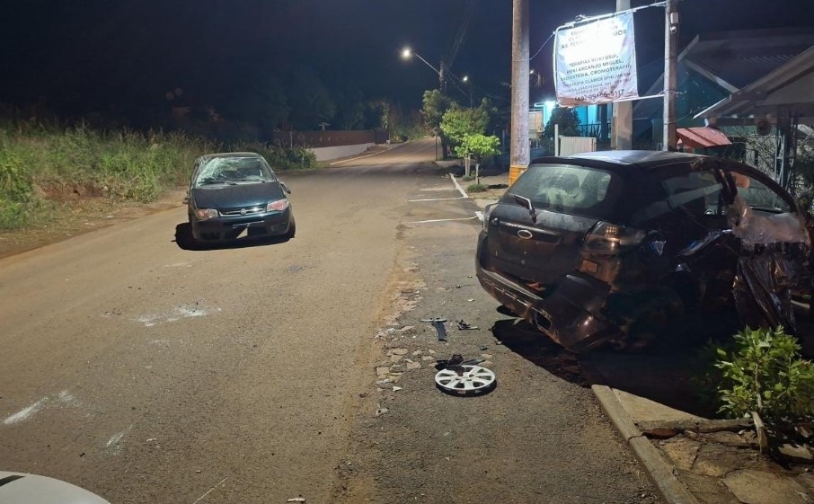 Motorista fica ferido após colisão contra carro estacionado e portão de residência
