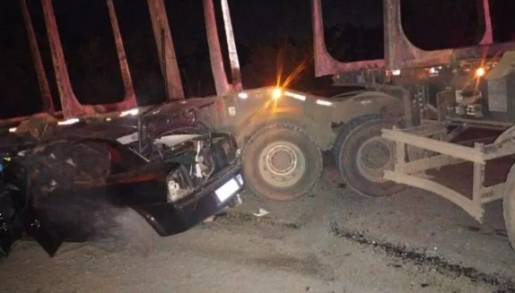 Carro para debaixo de caminhão e deixa 5 mortos em SC