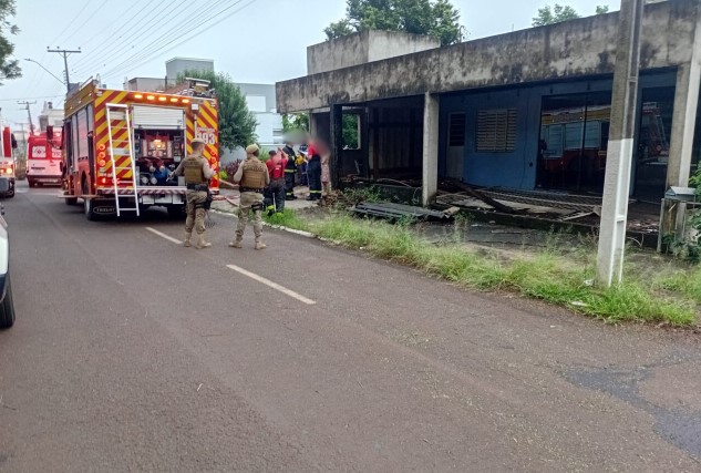 Bombeiros controlam princípio de incêndio em área de churrasqueira de residência