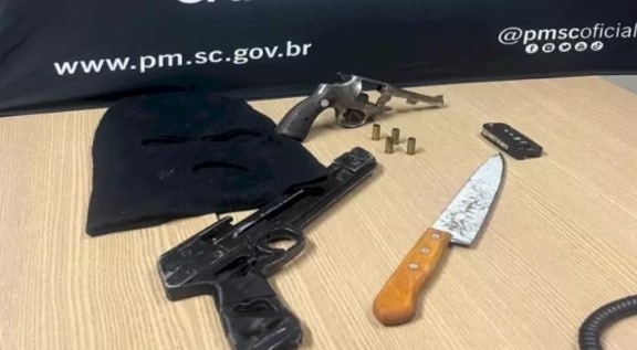 Quadrilha sequestra ônibus, mas acaba rendida por passageiros e vai presa em SC