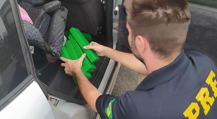 Criança de três anos é flagrada viajando ao lado de mais de 200 kg de maconha