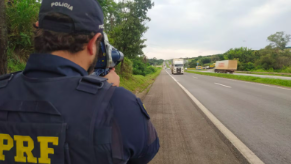 Mais de 1.000 multas por hora são registradas nas rodovias federais; a maioria por velocidade