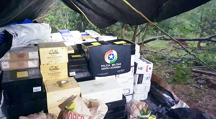 PM encontra quase R$ 1 milhão em vinhos escondidos em área de mata