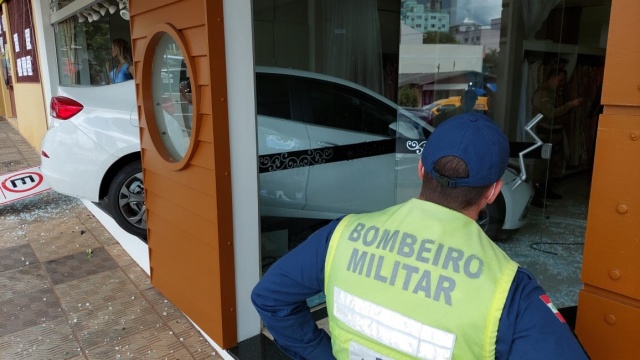Motorista perde o controle da direção e veículo invade estabelecimento comercial