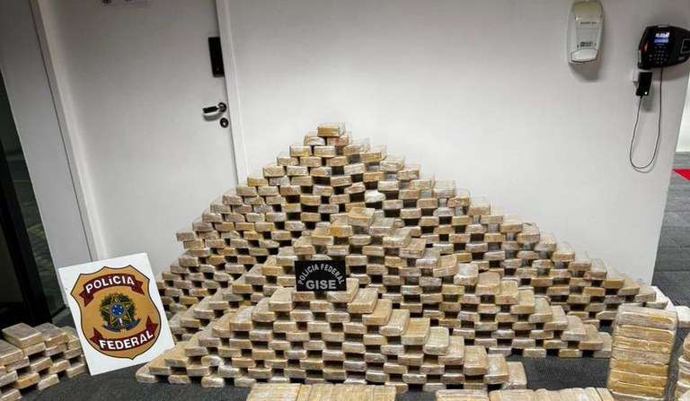 Mais de 600 kg de cocaína são encontrados dentro de bunker em empresa catarinense