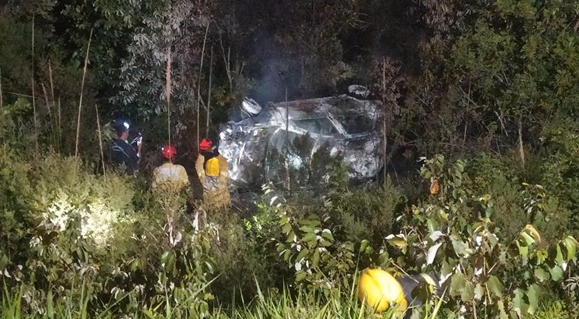 Mulher é salva por homem após veículo pegar fogo em acidente de trânsito na BR 163